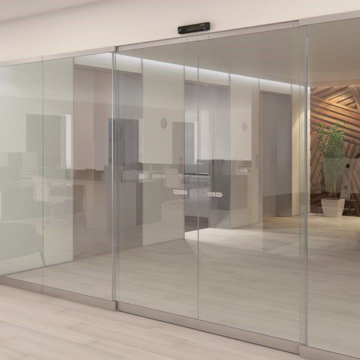 Image: ASSA ABLOY 必盛 SL500 全玻璃滑门系统，带半透明选项，适用于室内环境。