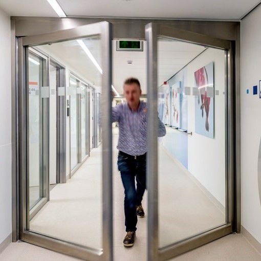 Image: ASSA ABLOY 必盛自动平开门型材门，集成了 ASSA ABLOY 必盛 SW300 开门机组。